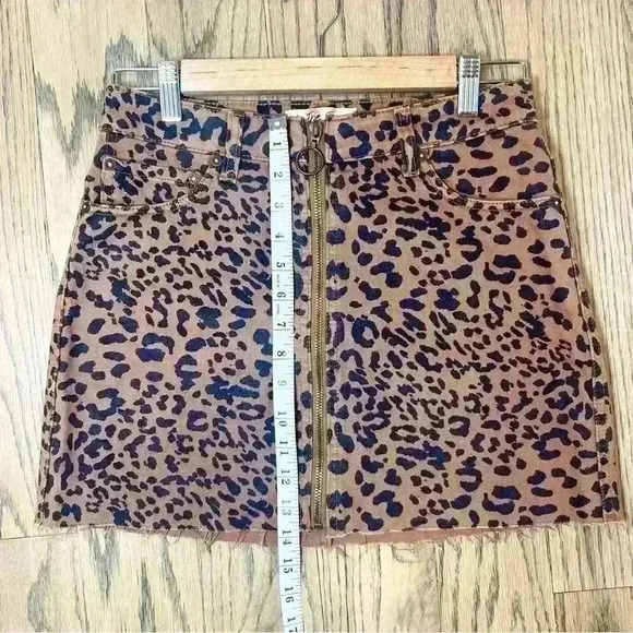 Free People We The Free Women's Zip It Up Leopard Printed Miniskirt Size 26 R - Picture 9 of 16